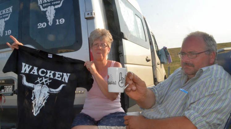 An den schwarzen Aufklebern auf der Rückseite ihres Campers und ihren Utensilien unschwer zu erkennen: Alwin Napieralski und seine Frau Miriam aus Zweibrücken in Rheinland-Pfalz sind WOA-Fans.