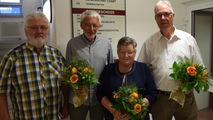 Blumen für den neuen Amtsvorstand vom scheidenden Amtsvorsteher Hans-Uwe Tessenow an Nachfolger Ulrich Blau sowie dessen Stellvertreter Rita Burchard und Fred Lange (von links). 