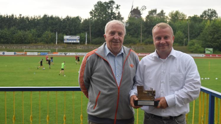 Mit dem legendären Pokal von 1969 als DDR-Sieger beim „Goldenen Traktor“: der damalige Spieler Gottfried Nickchen mit seinem Sohn Christian. 