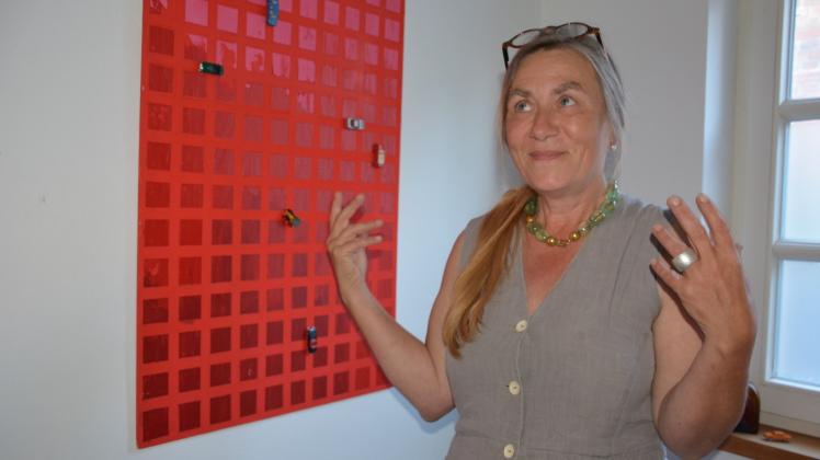 Groß, bunt, prächtig: So beschreibt Daniela Eisenführ ihre Kunst, die sie bei der Ausstellung im Kaufhaus Dömitz zeigt. 