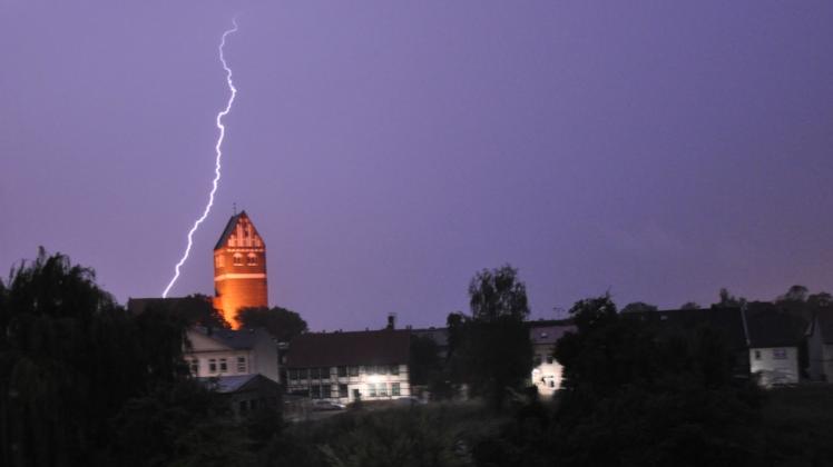 Imposanter Blitz an der St.Marien-Kirche in Parchim 
