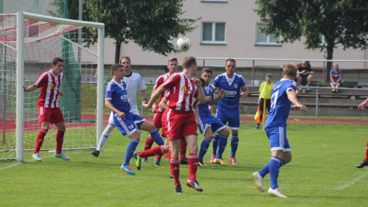 In der Saison 2015/16 trafen Perleberg (in rot-weißer Spielkleidung) und Neuruppin im Landespokal aufeinander. Der MSV siegte in der 1. Runde mit 5:0.