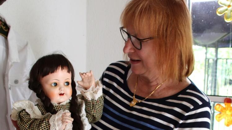 Aufhübschen: Diese Pappmaché-Puppe muss Erika Lerche noch restaurieren.