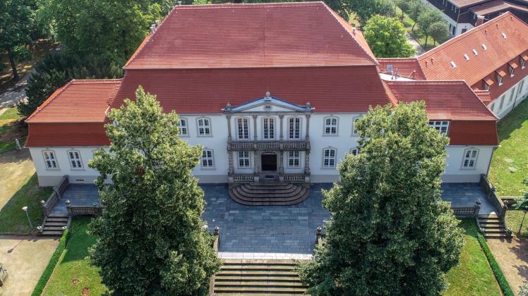 Schloss Wiepersdorf gehört seit gestern der neu gegründete Kulturstiftung des landes Brandenburg. Im Schloss lebten Bettina und Achim von Arnim. Sie hatten 1811 geheiratet. Sie lebte meist in Berlin, er in Wiepersdorf, wo er 1831 auch starb. 