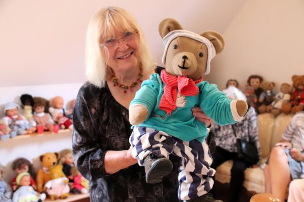 Wiedersehen: Eva Güthoff besucht bei dieser Gelegenheit ihren alten Teddy 