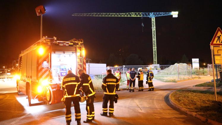 Lebensgefährlicher Leichtsinn auf Rostocker Baustelle: Jugendliche klettern auf Kran herum und lösen Großalarm aus
