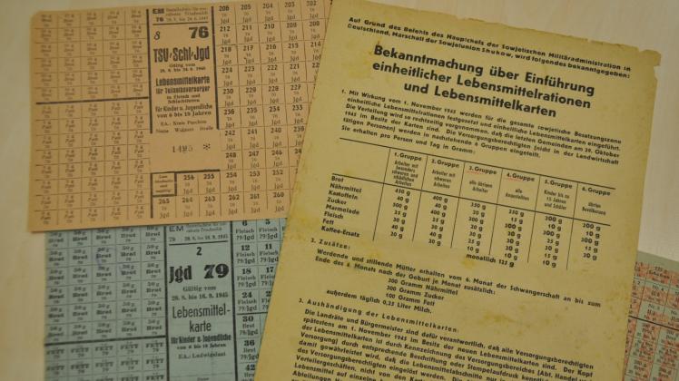 Originale Dokumente: Die Bekanntmachung zur Einführung von Lebensmittelkarten und unbenutzte Karten aus dem Besitz von Ulrich Prochnow