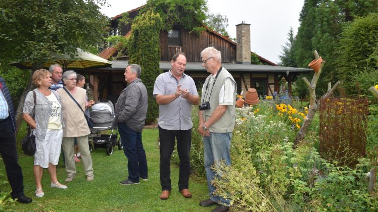 Nur Stück für Stück eroberten sich die SVZ-Leser den Garten Trost in Neu Mierendorf. Immer wieder gab es Fragen. Hier diskutiert Peter Trost (2.v.r.) mit Eckhard Quade (r.). Fotos: Regina Mai 