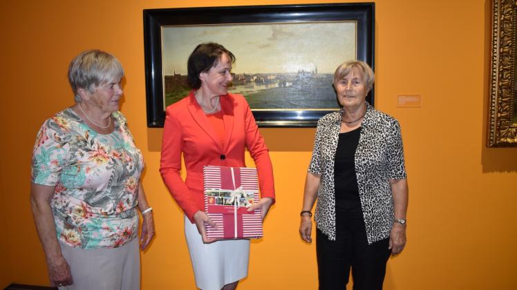 5000. Besucherin der Schau ist Margarete Wurlich (r.). Dr. Pirko Zinnow gratuliert. 5000. Besucherin der Schau ist Margarete Wurlich (r.). Dr. Pirko Zinnow gratuliert.
