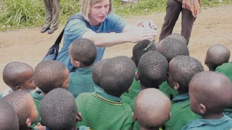 Pastorin Bettina Sender inmitten von Kindern auf dem Pilgerweg, den die Angeliter mit den Afrikanern von Kirche zu Kirche beschritten haben.  Foto: hbu