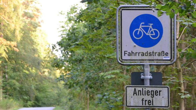 Sowohl in Bellin, als auch in Kirch Rosin, wie hier, weißt ein Hinweisschild die Fahrradstraße aus. 