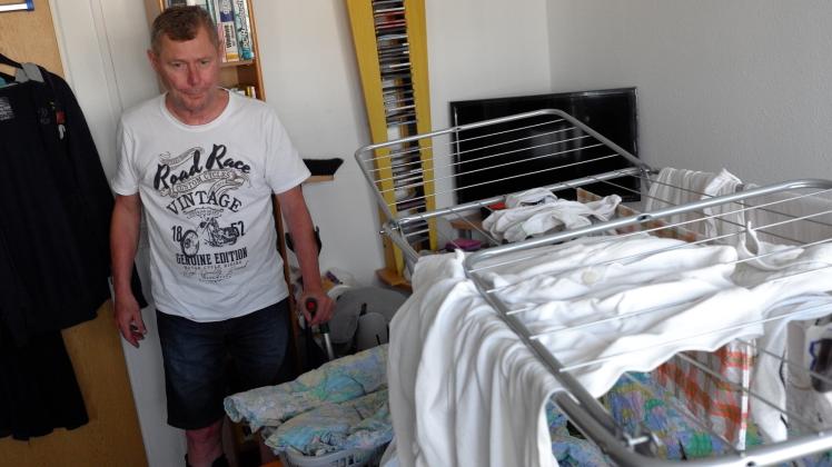 Seine Wäsche muss Holger Koltermann derzeit im Schlafzimmer auf dem Bett trocknen, da er den Balkon nicht nutzen kann. Auch der Keller ist nicht zu betreten, weil dort Baustoffe gelagert werden. Damit soll bis Ende September aber Schluss sein. 