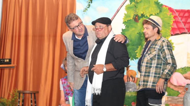 Die Himmlischen Laienspieler um Michael Voß, Ingolf Drescher und Bernd Lütke (v.l.) ließen beim Lustspiel „Theater macht Freude“ bei den Besuchern die Lachtränen kullern. 