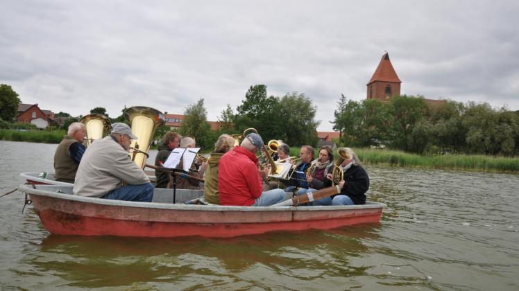 In sechs Booten treffen sich am Mittwoch der Posaunenchor und die Jagdhornbläser auf dem Crivitzer See und geben ein besonderes Konzert. 