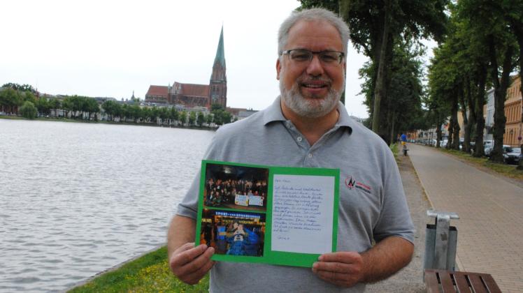 Vom Maschsee an den Pfaffenteich: Jörg Neiseke aus Hannover lebt heute in Schwerin. Im Ehrenamt hilft er Jugendlichen und freut sich über ihre Dankesbriefe. 