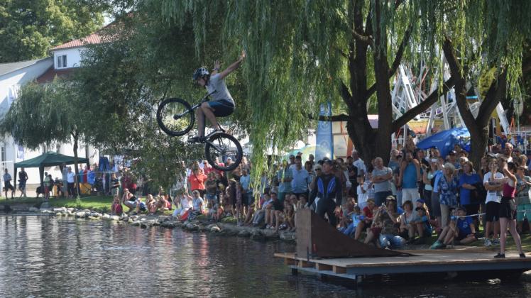 Waghalsige Fahrrad-Stunts mit Sprüngen in den Krakower See wollen die Mitglieder des Krakower MTB-Klubs auch in diesem Jahr wieder an der Seepromenade vorführen. 