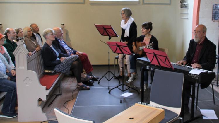 Boten den Zuhörern einen besonderen Musikgenuss in der Kirche zu Kirch Stück: Christine Voß,  Ulrike Schliedermann und Karl Scharnweber (v.l.). 