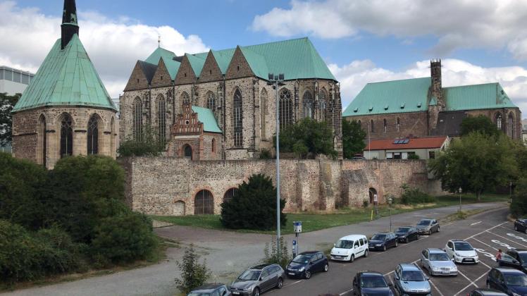 Sie haben das Ziel erreicht. Ein Erinnerungsfoto von der St. Petri Kirche in Magdeburg findet sich nun auch in einem Album von Boizenburgs Bürgermeister, Harald Jäschke, wieder.