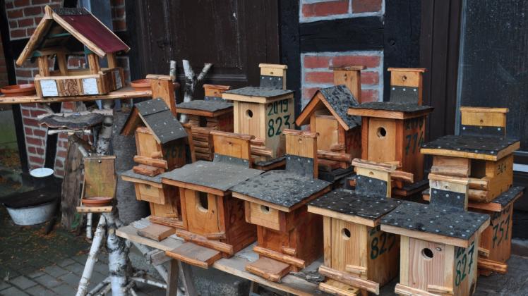 Einige der in jüngster Zeit in der Werkstatt von Ernst-Werner Suckrau entstandenen Nistkästen. Alle sind nummeriert. Auch ein Vogelhaus ist dabei.