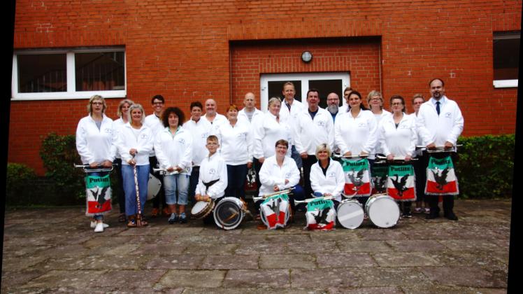 Sie sind seit 50 Jahren die musikalischen Botschafter der Stadt: Die Mitglieder des Fanfarenzuges Putlitz. 
