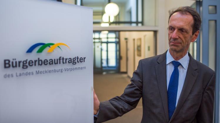 Der Bürgerbeauftragte wird vom Landtag für sechs Jahre gewählt. Matthias Crone hat das Amt seit 2012 inne. 
