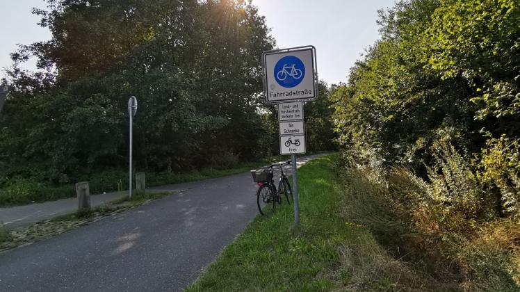 Anschluss für Radfahrer: Eine Fahrradstraße führt vom Westring kurz hinter Pinnebergs Stadtgrenze beim Rosenfeld in Richtung Appen. Eine weitere hinter dem Deutschen Baumschulmuseum an der Halstenbeker Straße bei Gehrstücken in Richtung Halstenbek. 