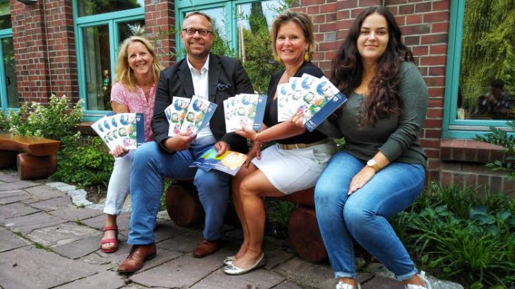 VHS-Leiter Frank Feier hat mit seinem Team – Maike Utecht, Ann-Cathrine Röhrl und Viktoria Argubi – das neue Herbstprogramm der Bargteheider Volkshochschule vorgestellt. 