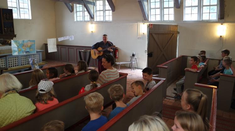 Die kleine Kinderandacht begleitete Pastorin Ulrike Kloss auf der Gitarre. 