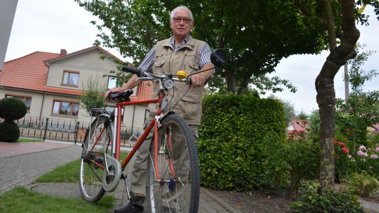 In Wittenburg mit dem Rad unterwegs: Walter Hegenbart (85) pflegt sein Diamant-Fahrrad aus dem Jahr 1955 und nutzt es heute noch fast jeden Tag. 