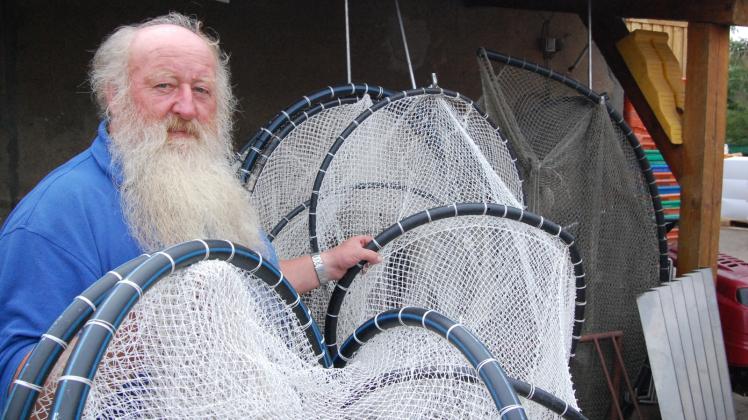 Setzt auf Tradition: Fischer Walter Piehl repariert die Netze und Reusen , mit denen er seine Fische aus den Seen der Region holt, noch selbst. 