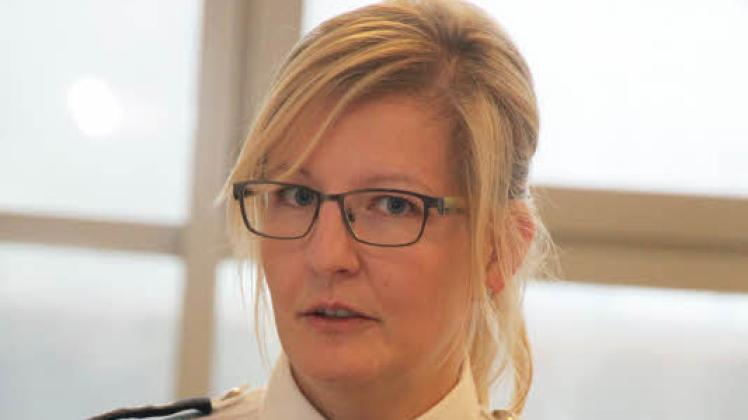 Kathleen Guder, Präventionsbeamtin der Polizeiinspektion Ludwigslust, präsentiert das neue Logo.