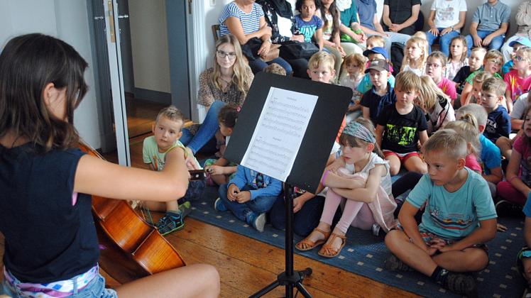 Andrang in der Kreismusikschule Güstrow: Katharina Höglinger spielt auf dem Cello. 