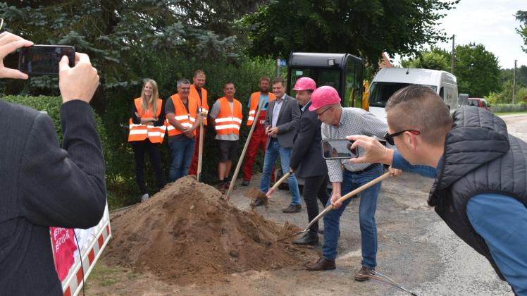 Schipp, schipp hurra: Bürgermeister Gunter Brietzke (rechts) und Arndt Griese von der Telekom greifen zum Spaten für den symbolischen Startschuss für den Glasfaserausbau in Dreetz. 