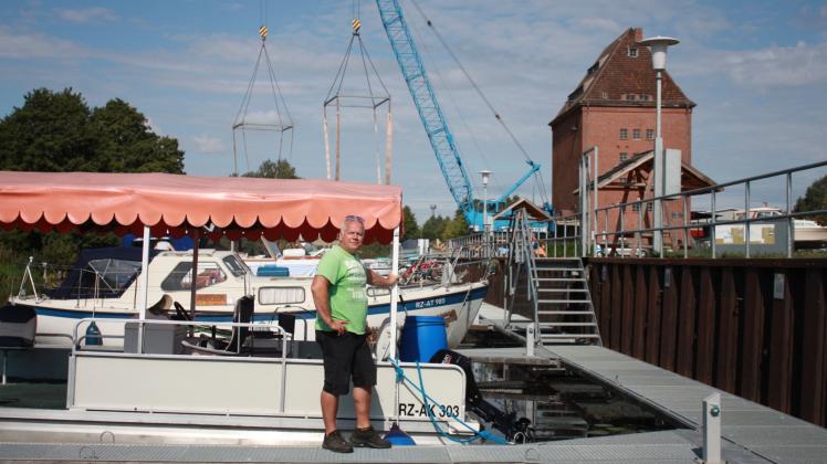 Viel Platz für die Boote bietet der neue Steg. Auch Marina-Besitzer Steffen Mausolf hat hier sein Boot festgezurrt. Insgesamt rund 750000 hat der Lübzer investiert. Ein Teil davon stammt aus einem europäischen Fördertopf.