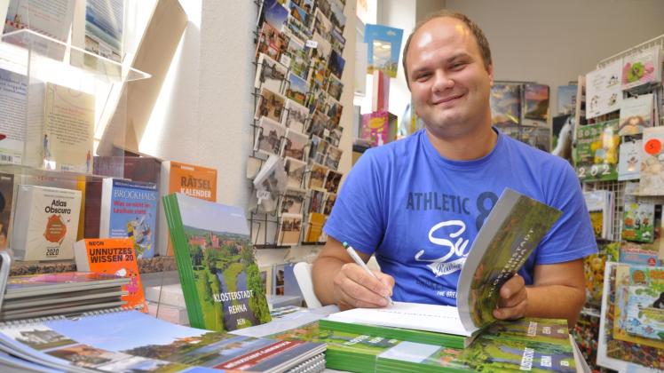Signierstunde in der Buchhandlung Schnürl und Müller: Gestern hat der Schweriner Markus Rein seinen neuen Bildband „Klosterstadt Rehna“ veröffentlicht. 