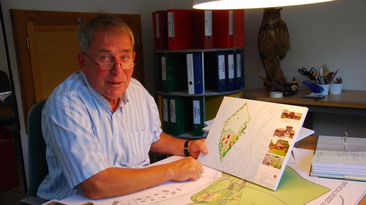 Michael Werner am Schreibtisch: Vor ihm liegen die Entwürfe des neuen Bauernhofes auf dem Gelände des Bürgerparks Foto:tiwo