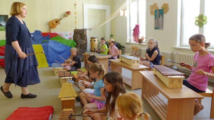 Kinder musizieren mit Xylophonen und Glockenspielen: Das Orff-Ensemble des Konservatoriums unter der Leitung von Anne-Elisabeth Ramsenthaler sucht noch Verstärkung. 