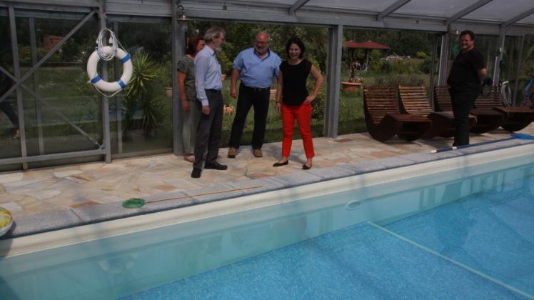 „Der Pool ist klasse“, findet auch Grünen-Chefin Annalena Baerbock (l.) bei ihrem Besuch im „Räuberhof“, den ihr Jörg Thieleke, Grünen-Landtagskandidat Rainer Schneewolf und Dagmar Thieleke (v. l.) zeigen. 