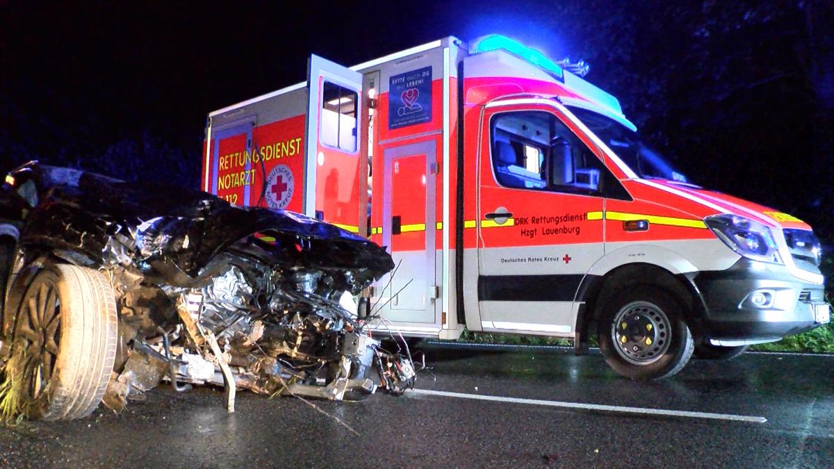 Unfall Auf Der B207 Bei Fredeburg: 381-PS-Bolide Völlig Zerstört | SHZ