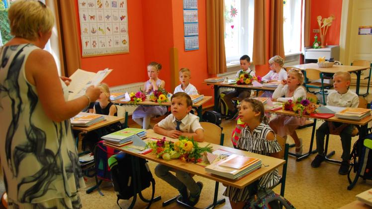 Nach dem Festakt können die 18 Erstklässler in ihrem Klassenraum Probe sitzen, Klassenlehrerin Doreen Hagemeister liest aus der Fibel.  Fotos: Katharina Golze (3) 