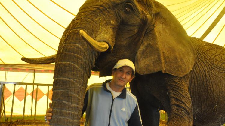 Er ist mit Elefanten aufgewachsen: Alois Spindler vom Zirkus Voyage in Sternberg 