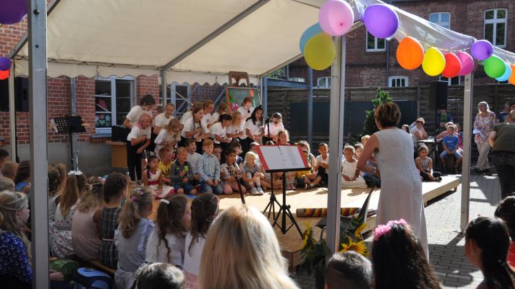 Die Mädchen und Jungen der zweiten und dritten Klassen haben die Erstklässler unter anderem musikalisch begrüßt.  Fotos: Sabrina Panknin 