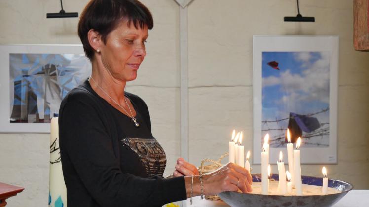 Ein Gottesdienst zum Licht: Kirchgänger wie Karin Homann zündeten Kerzen vor der Fotokulisse von Maren Winter an. 