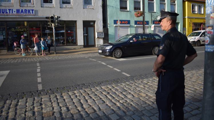 Ein wacher Blick der Polizei: Autofahrer halten vor dem Fußgängerüberweg. So können Eltern und ihre Kinder die Straße queren. „Alles richtig gemacht“, sagt Polizeihauptmeister Donald Albrecht. 