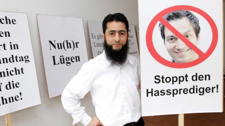 Aufruf zum Boykott: Erhat Toka will am Samstag gegen den Auftritt von Dieter Nuhr in Osnabrück protestieren. Die Plakate sind gedruckt.
