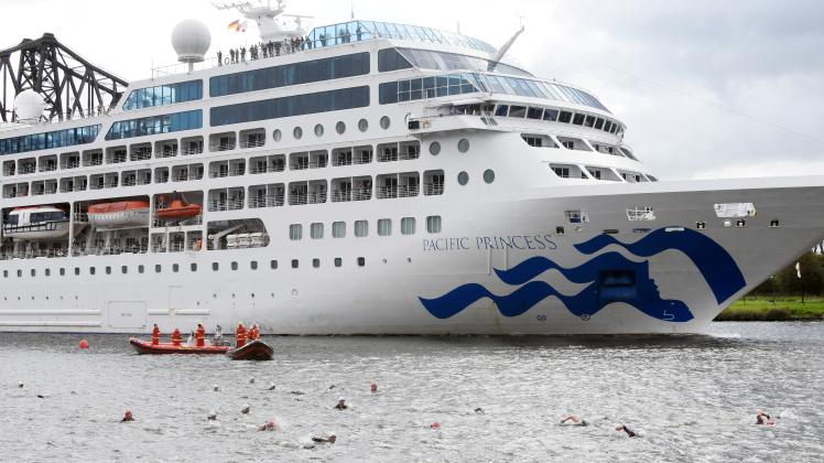 Klein gegen Groß beim Wettkampf im vergangenen Jahr: Die Triathleten schwimmen mit der „Pacific Princess“ um die Wette.