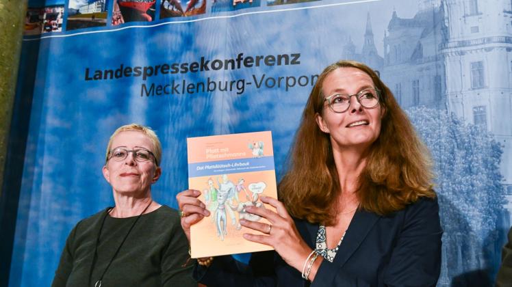 In der Landespressekonferenz:  Ministerin Bettina Martin (r.) und Eva Maria Buchholz vom Hinstorff Verlag