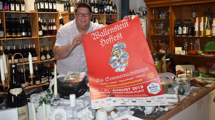 Das Programm für die sechste Auflage steht, die Plakate sind gehängt, die Flyer gedruckt und der Vorverkauf läuft: der Güstrower Weinhändler Leopold Höglinger lädt wieder zum „Wallenstein Hoffest“ in der Barlachstadt ein. 