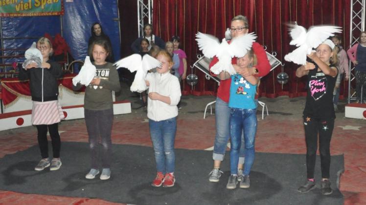 Mit Tauben in der Manege: Brüeler Schüler üben für ihren großen Auftritt im Zirkuszelt. 