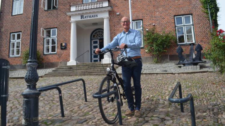 Vorbei ist es mit den „Felgenkillern“, zumindest vor dem Plöner Rathaus. Radverkehrsbeauftragter Wolfgang Homeyer probiert die neuen Bügel aus. 
